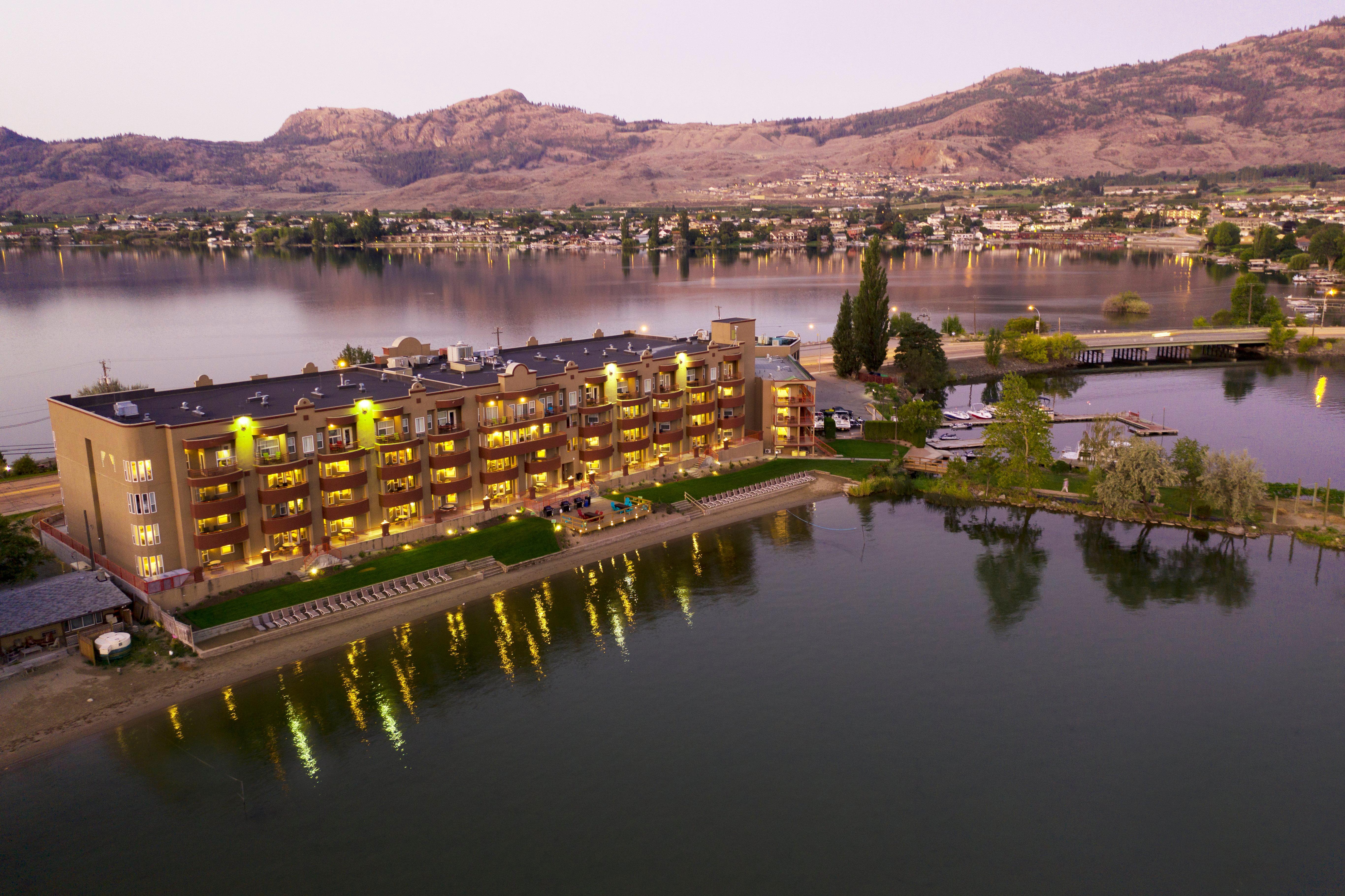 Holiday Inn Hotel & Suites Osoyoos By Ihg Exterior foto