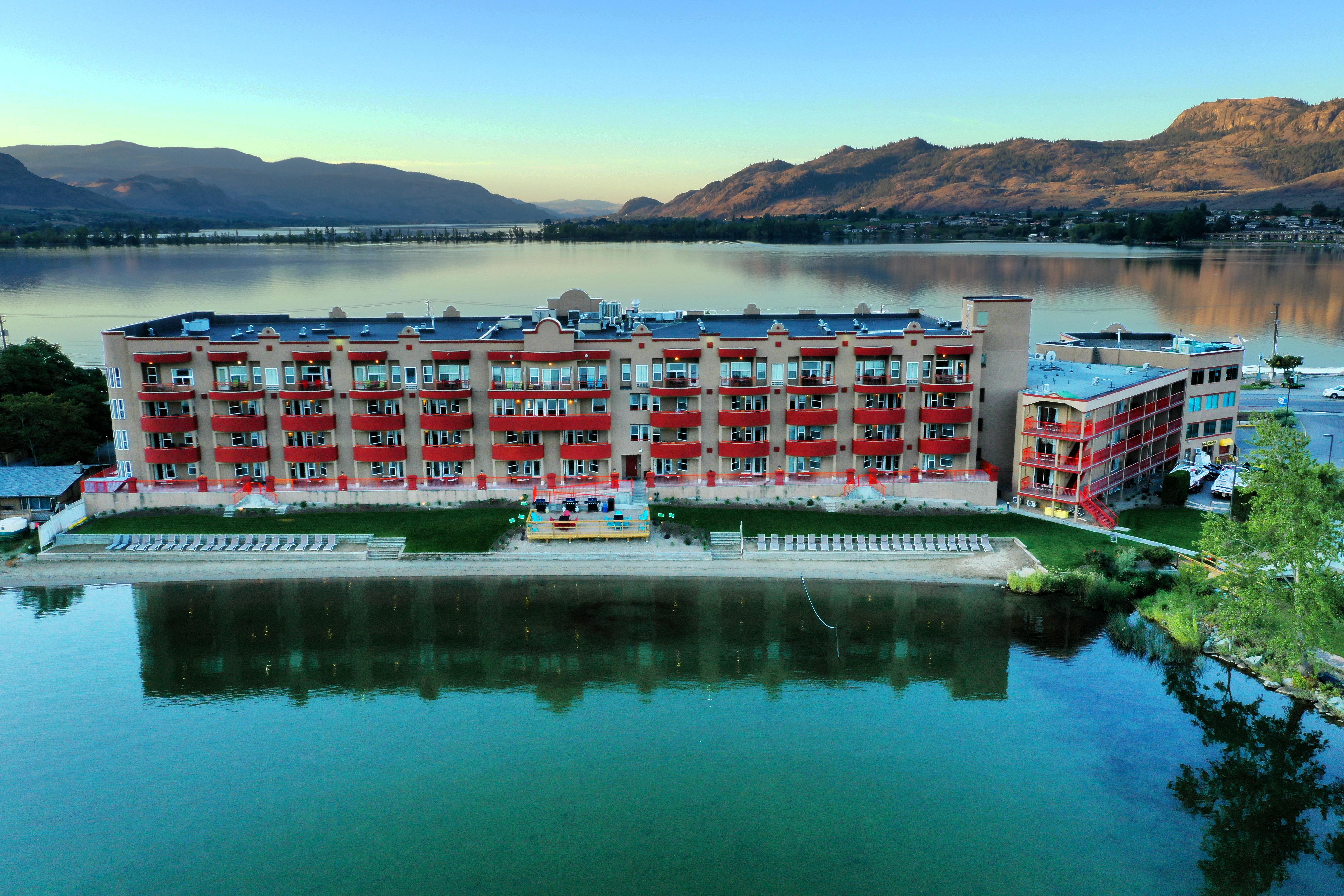Holiday Inn Hotel & Suites Osoyoos By Ihg Exterior foto